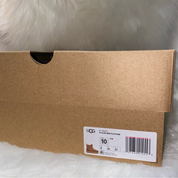 Ugg boots size 10 New in box - Picture 13 of 13